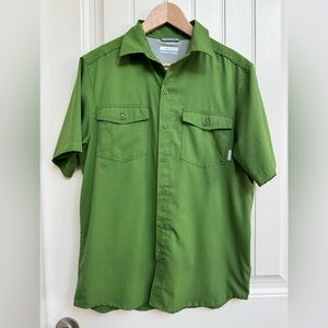 Columbia Green Short Sleeve Omni Shade Performance Buttoned Shirt. Size S
